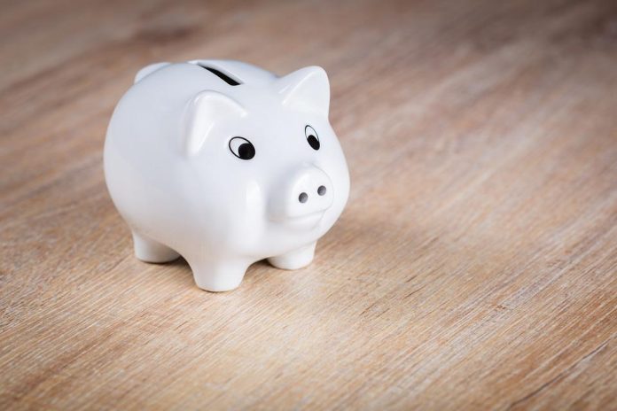 piggy-bank-1595992_960_720 save money college student