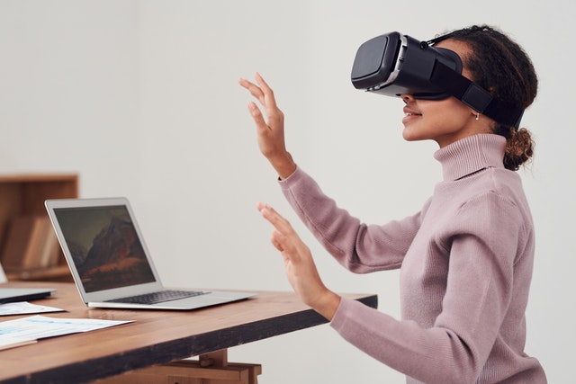 Photo by fauxels: https://www.pexels.com/photo/woman-using-virtual-reality-goggles-3183164/ virtual reality education