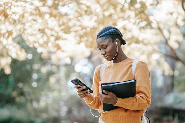 pexels-charlotte-may-5965930 best cell phone plans